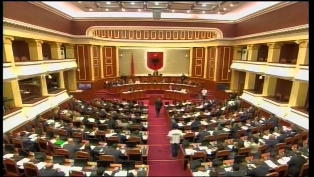 Akti normativ për `nëpunësin civil`.Pikëpyetjet për hyrjen në fuqi të vendimit të Gj. Kushtetuese