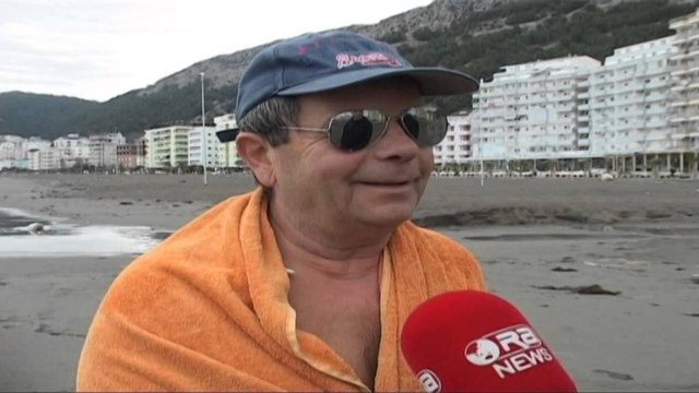 Sfidon vitet dhe motin, 58-vjeçari me këmbë në Shëngjin për një zhytje