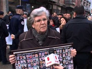 Lajme - Protestohet në Gjakovë kundër ardhjes së Vulinit