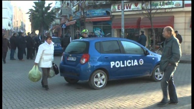 Durrës, grabiten me dhunë dy kambistë. Persona të maskuar si ushtarë i marrin çantat me para