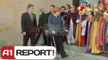 A1 Report - Merkel me paterica, takohet me fëmijët për mbledhjen e fondeve