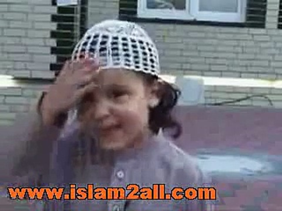Dailymotion - Un enfant italien qui recite du coran - une vidéo Amis et Famille.flv
