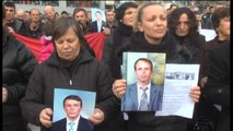 Familjarët e vëllezërve Çollaku: Ministri Tahiri të zbardhë vrasjen, ose të iki