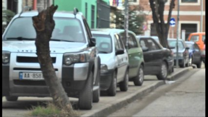 Tải video: Makthi i drejtuesve të mjeteve. Parkimi në kryeqytet, shqetësim i pazgjidhur