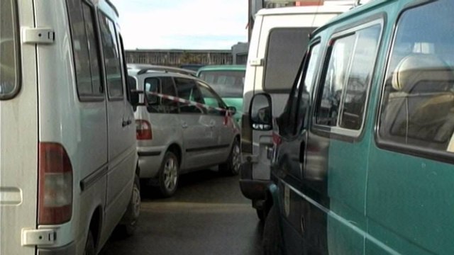 Korçë, drejtuesit e furgonëve në protestë. Bllokohet edhe stacioni i linjës Korçë-Tiranë