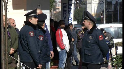 Télécharger la video: Tiranë, INUK shemb objektin e ndërtuar pa leje në rrugën 