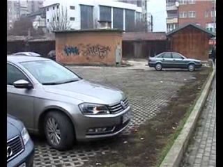 Tetovë, mungesa e parkingjeve detyron parkimin në trotuare