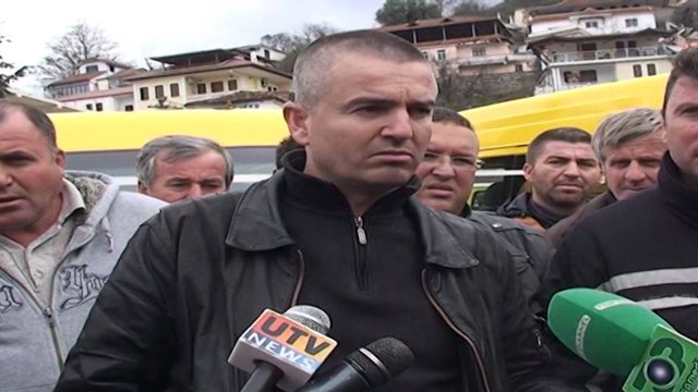 Berat, shoferët në protestë. Jo vendimit të qeverisë për bllokimin e furgonëve