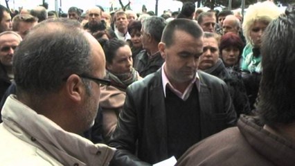 Biznesi "merr" Bashkinë, tregtarët përleshen me policinë: Na rriti taksat