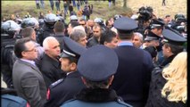 Protesta e furgonëve bllokon Tiranën, policia sherr me shoferët, iu bllokohen mjetet
