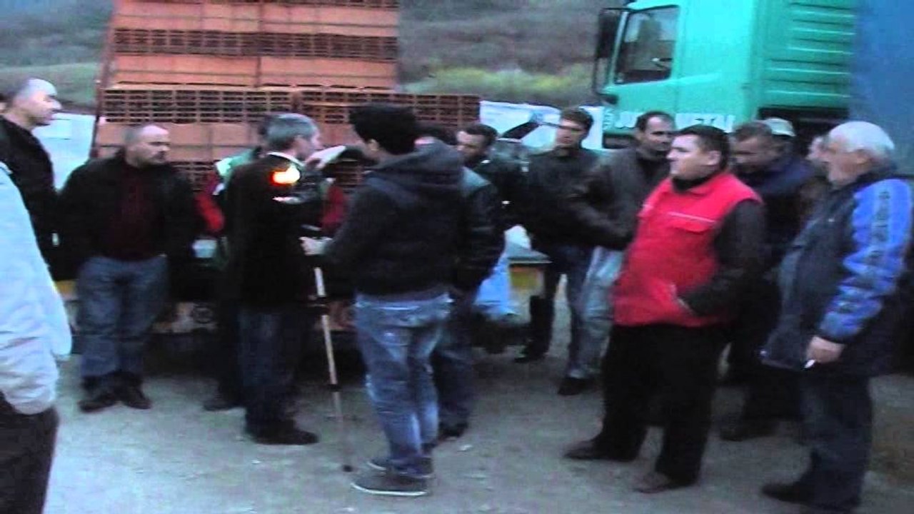 Kosova rikthehen taksën 40 euro në kufi, bllokohen kamionët në Vërmicë