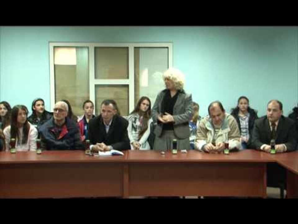 Lajme - Rasim Selmanaj takohet me femrat futbolliste
