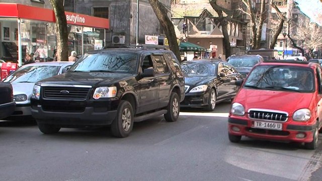 Qarkullimi në Tiranë në kaos, shkelja e rregullave moda e preferuar e shoferave