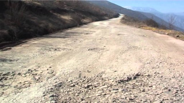 Rruga Qafa e Buallit-Krastë, drejtuesit e mjeteve apelojnë: Jemi të rrezikuar