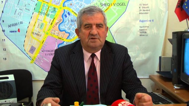 Hapësirat publike në Fier, policia bashkiake nis largimin e ambulantëve