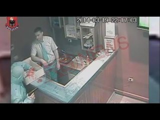 Grabiti kazinonë në Korçë, prangoset autori. Publikohen pamja nga ngjarja