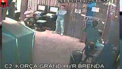 Grabiti kazinonë në Korçë, prangoset autori. Publikohen pamja nga ngjarja