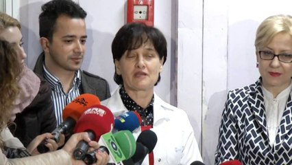 Të sfidosh sëmundjen me libra, vajza që merr serumin duke bërë detyrat