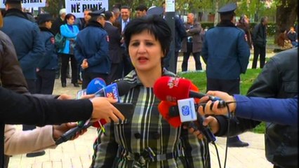 Télécharger la video: Të shkarkuarit protestë: Ndalni masakrën mbi administratën, na ktheni në punë