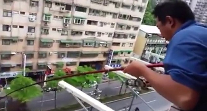 Il pêche depuis son balcon à Taiwan