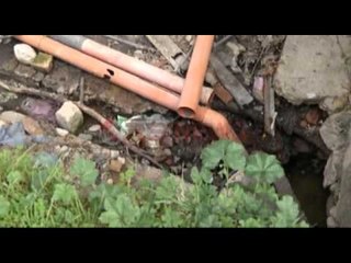 Godinat e studentëve në Kamëz në rrezik shembje, ujërat e zeza kanë rrënuar themelet