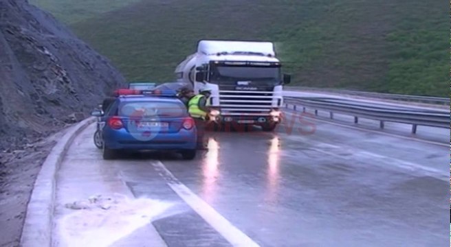 Kukës, kamioni përplaset me trafikndarësen, i vdekur dhe 2 të plagosur