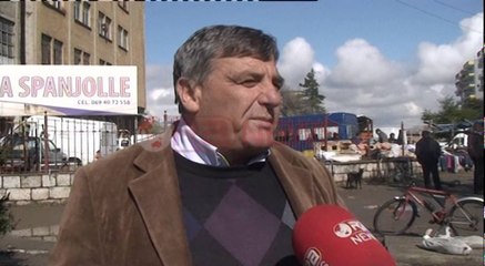 Tregëtarët pushtojnë trotuaret, shitja bagëtisë së imët kryhet në mes të qytetit