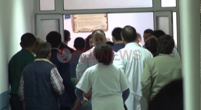 Vlorë, i riu vret me thikë 48-vjeçarin dhe i plagos gruan, arrestohet