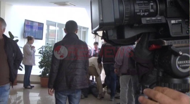 Korçë, vdes në gjykatë, mjekët e konstatojnë, e lënë të shtrirë në korriror