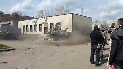 Military Vehicle Carrying Russian Flag Seen in Slovyansk