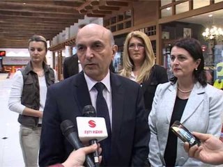 Lajme - Isa Mustafa vizitë bizneseve në Gjakovë