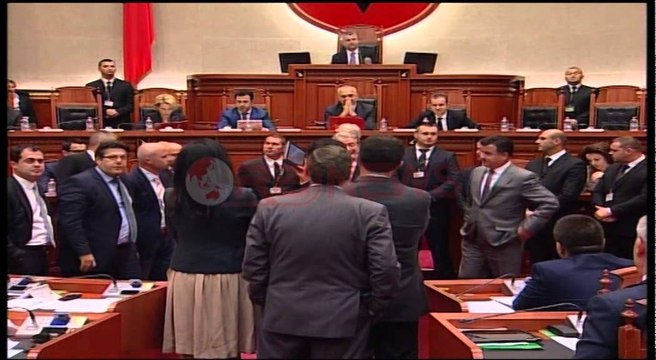 Debate në Kuvend, deputetët e PD-së bllokojnë foltoren