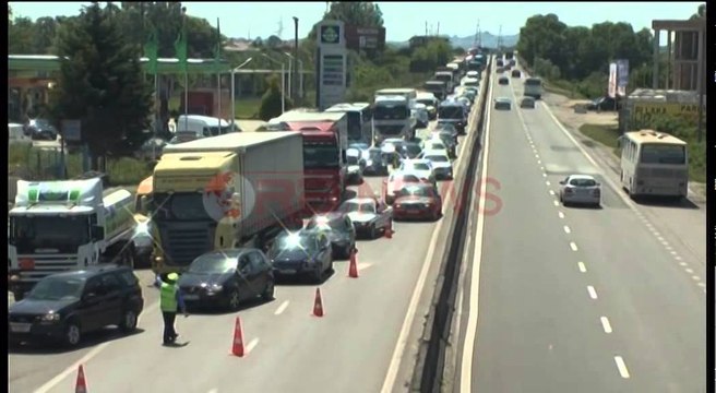 Durrës, makina përfshihet nga flakët, dyshohet se i është vënë eksploziv