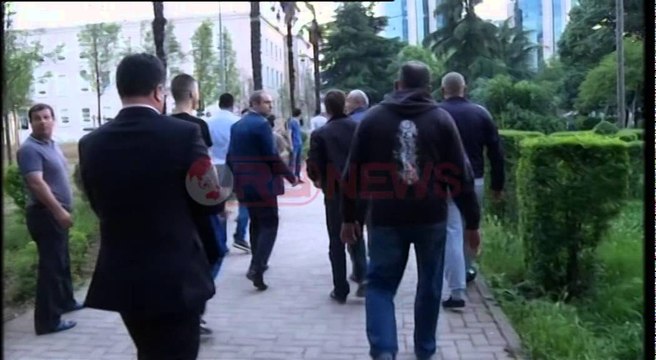 Greva e të larguarve nga administrata. Përplasje me policinë, mes tyre dhe deputetë të PD
