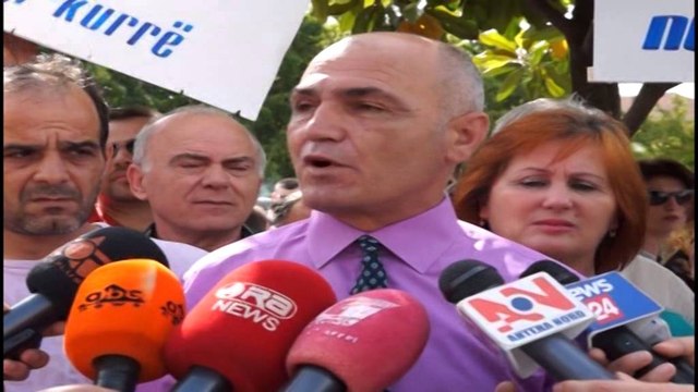 Tregtarët protestojnë para xhamisë. Shkodër, shkak konflikti për pronësinë e truallit