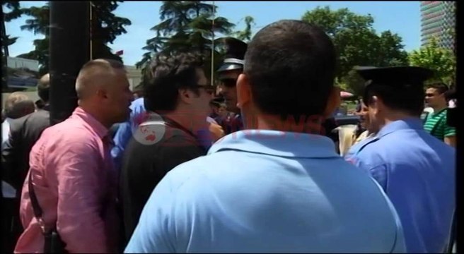 Greva e ish të përndjekurve, Përplasje fizike mes deputetëve PD e policisë