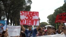 Studentët protestojnë para kryeministrisë. Kundërshtojnë draft-reformën në arsimin e lartë