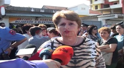 Lezhë, inspektorët mbyllin tregun, tregtarët bllokojnë rrugën