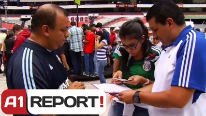 A1 Report - Albumi Brazil 2014, fansat ne mes të fushes  per te mbledhur figurat e futbollistëve