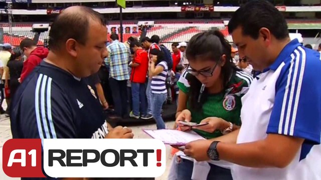 A1 Report - Albumi Brazil 2014, fansat ne mes të fushes per te mbledhur figurat e futbollistëve