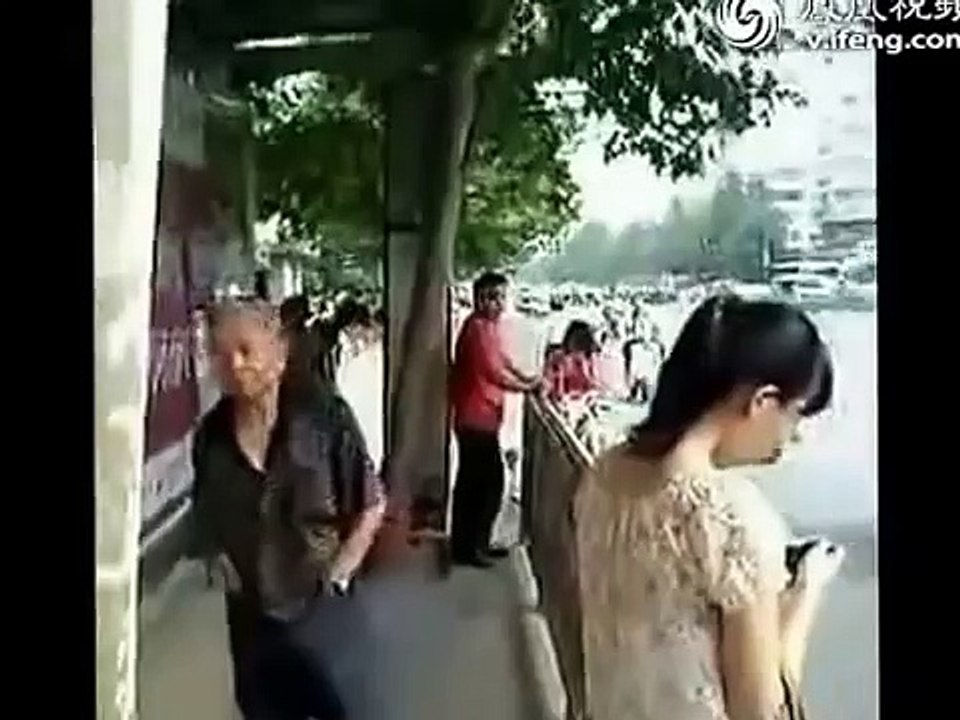 色老汉公交站台看着女生打飞机