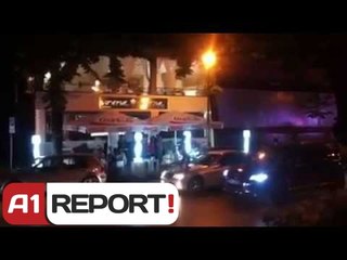 Lypësi i vogël bën kërcen me lëvizje striptizmi mbi kofanon e makinës