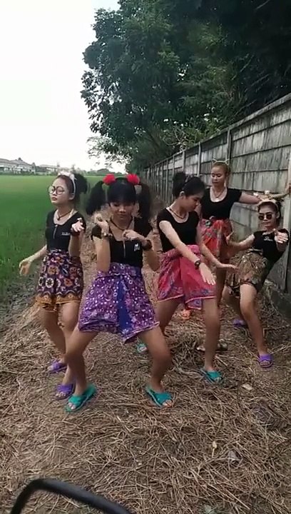 Funny Thai Girls Dancing