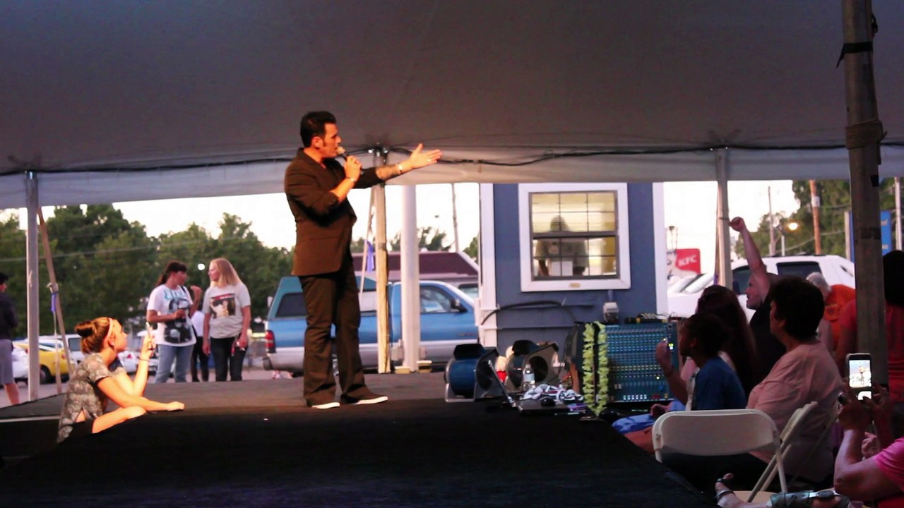 Franz Goovaerts sings 'Walking In Memphis' Blvd Elvis Week 2015