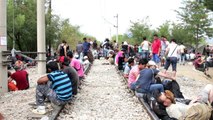 Macedonia/Greece thousands of refugees stuck in no-man's land