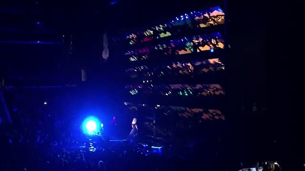 Kelly Clarkson Surprise Pregnancy Announcement 19 August 2015 (LA Staples Centre)