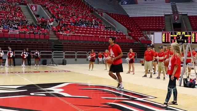 Cet étudiant marque un panier du milieu de terrain et remporte une bourse d'étude!