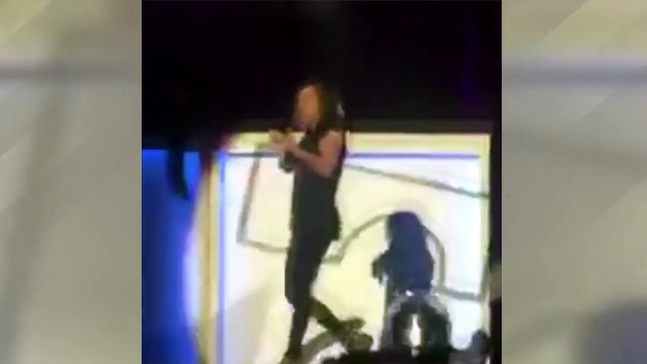 Dünyaca ünlü şarkıcı sahnede fena düştü