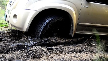 Isuzu D-MAX in mud