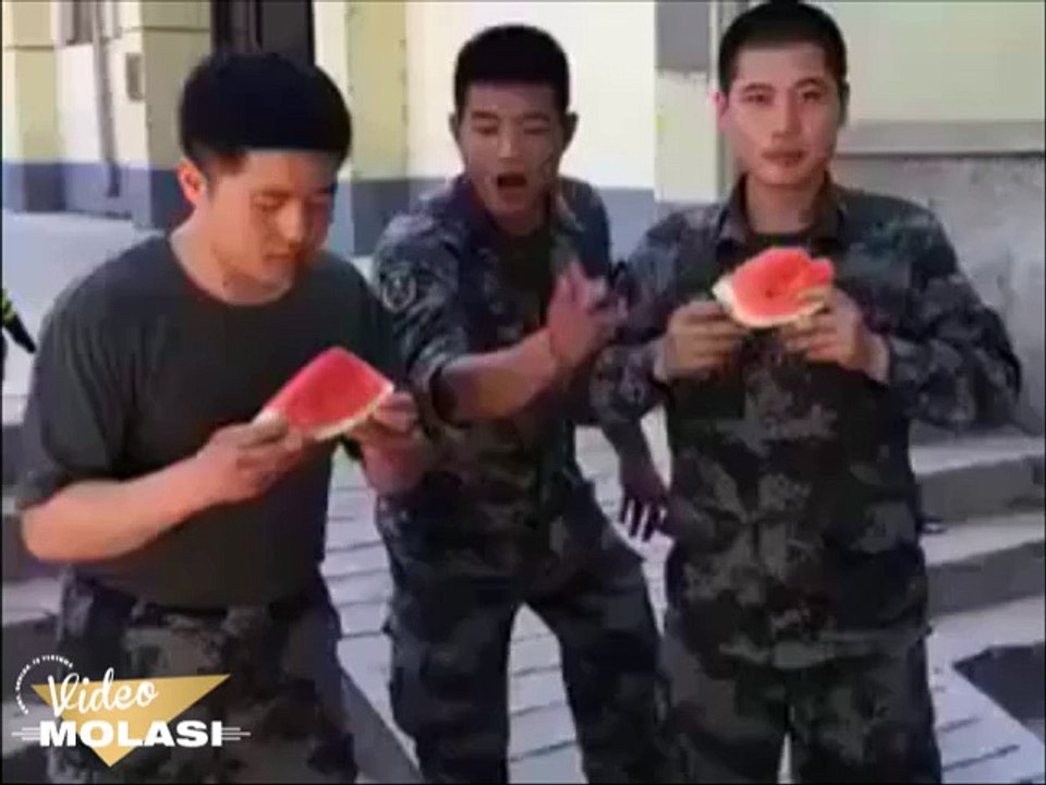 FAZLA KISA SÜREN KARPUZ YEME YARIŞMASI